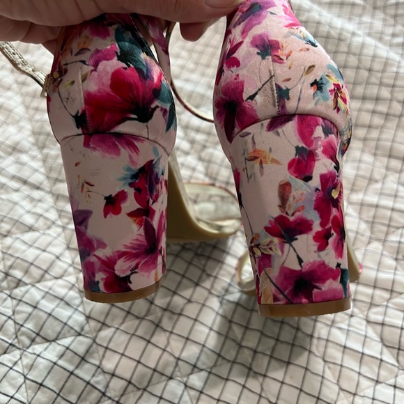 Bandolino Pink Floral Armory Sandals, Sz 7.5 - Picture 4 of 5